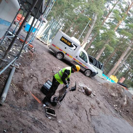 Besiktning av nylagda dagvattenledningar vid ombyggnad av Ånestadsskolan i Linköping.